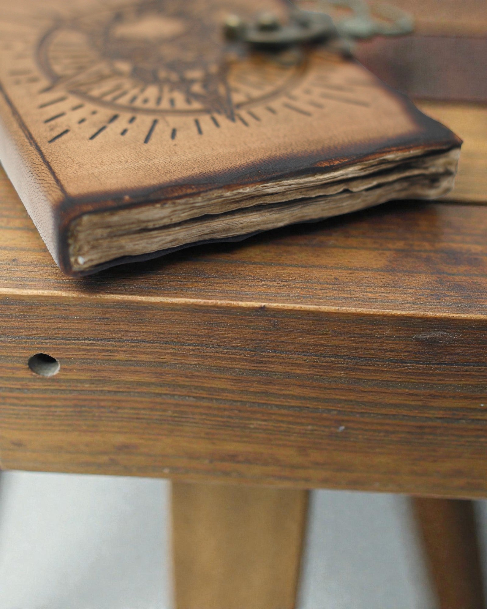 Noctis Sigil – Carnet en cuir : pentagramme et crâne