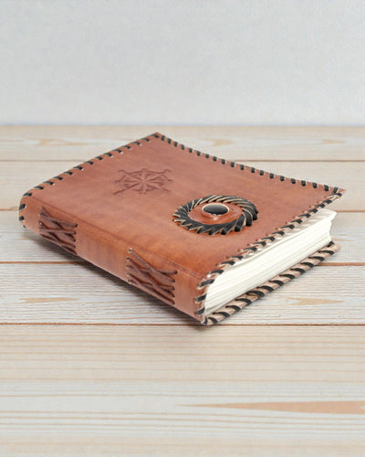 Carnet en cuir onyx noir et boussole 17x12 cm