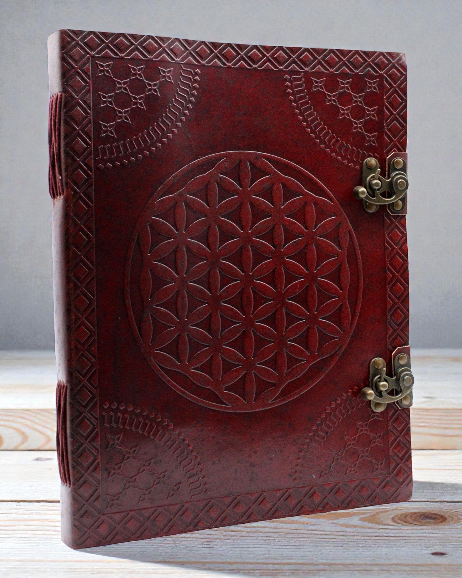 Carnet de notes en cuir Mandala de la vie Grand – Fleur de vie gaufrée à la main 25 × 33 cm