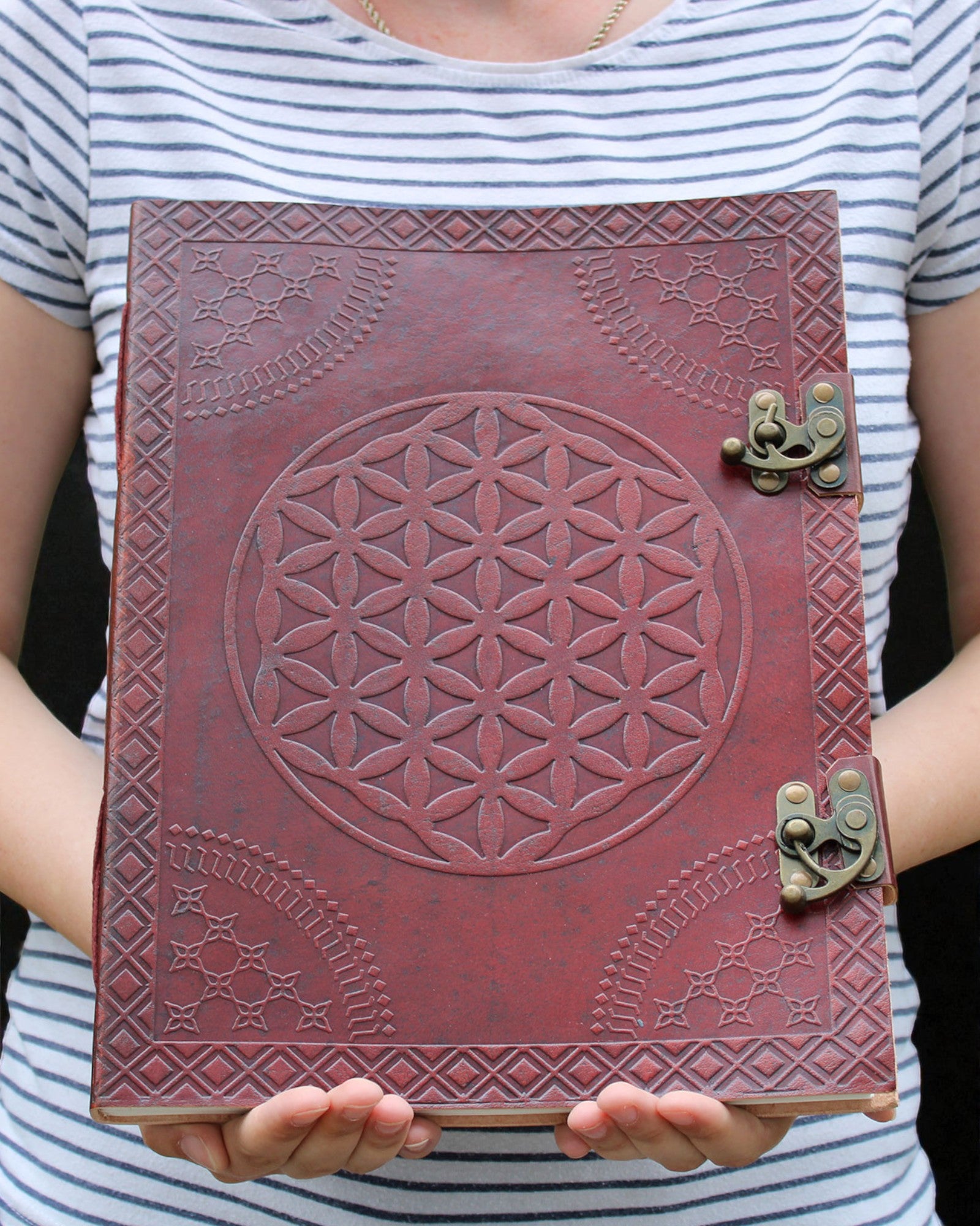 Carnet de notes en cuir Mandala de la vie Grand – Fleur de vie gaufrée à la main 25 × 33 cm