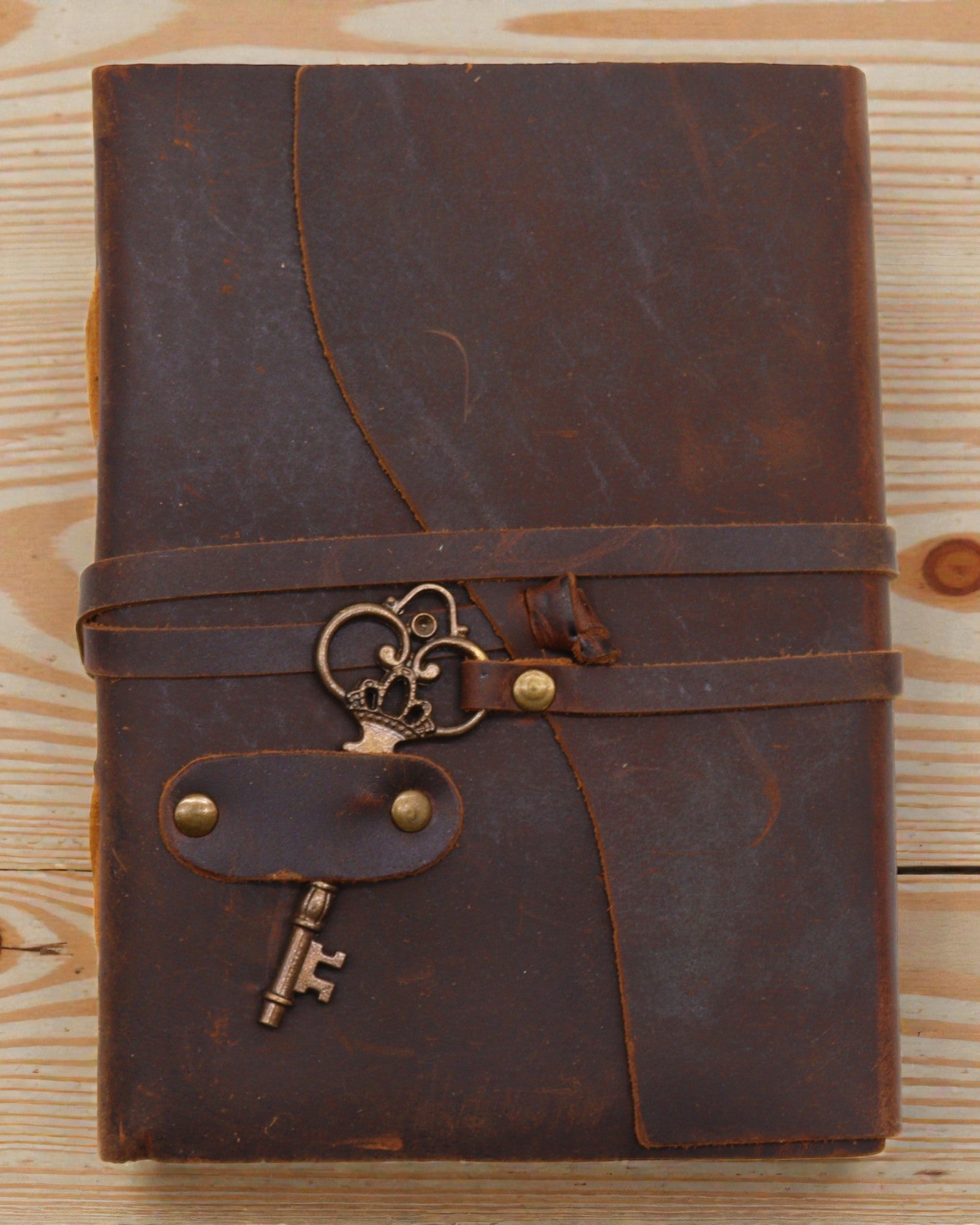 Oiled Leather Notebook with Secret Key – Vintage Diary 13 × 18 cm