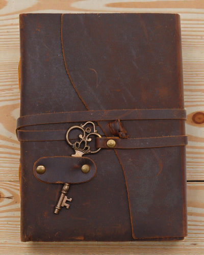 Oiled Leather Notebook with Secret Key – Vintage Diary 13 × 18 cm