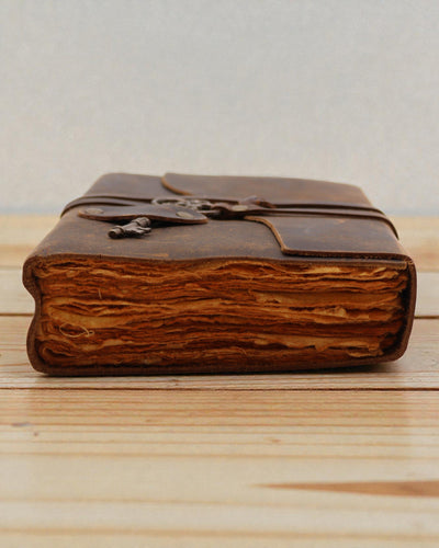 Oiled Leather Notebook with Secret Key – Vintage Diary 13 × 18 cm