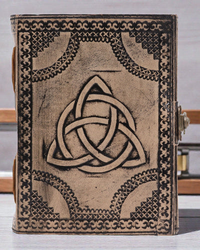 Carnet ésotérique en cuir Triquetra – 17,5 × 12,5 × 3 cm | 200 pages, bords cousus