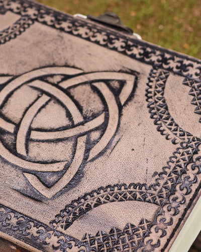 Carnet ésotérique en cuir Triquetra – 17,5 × 12,5 × 3 cm | 200 pages, bords cousus