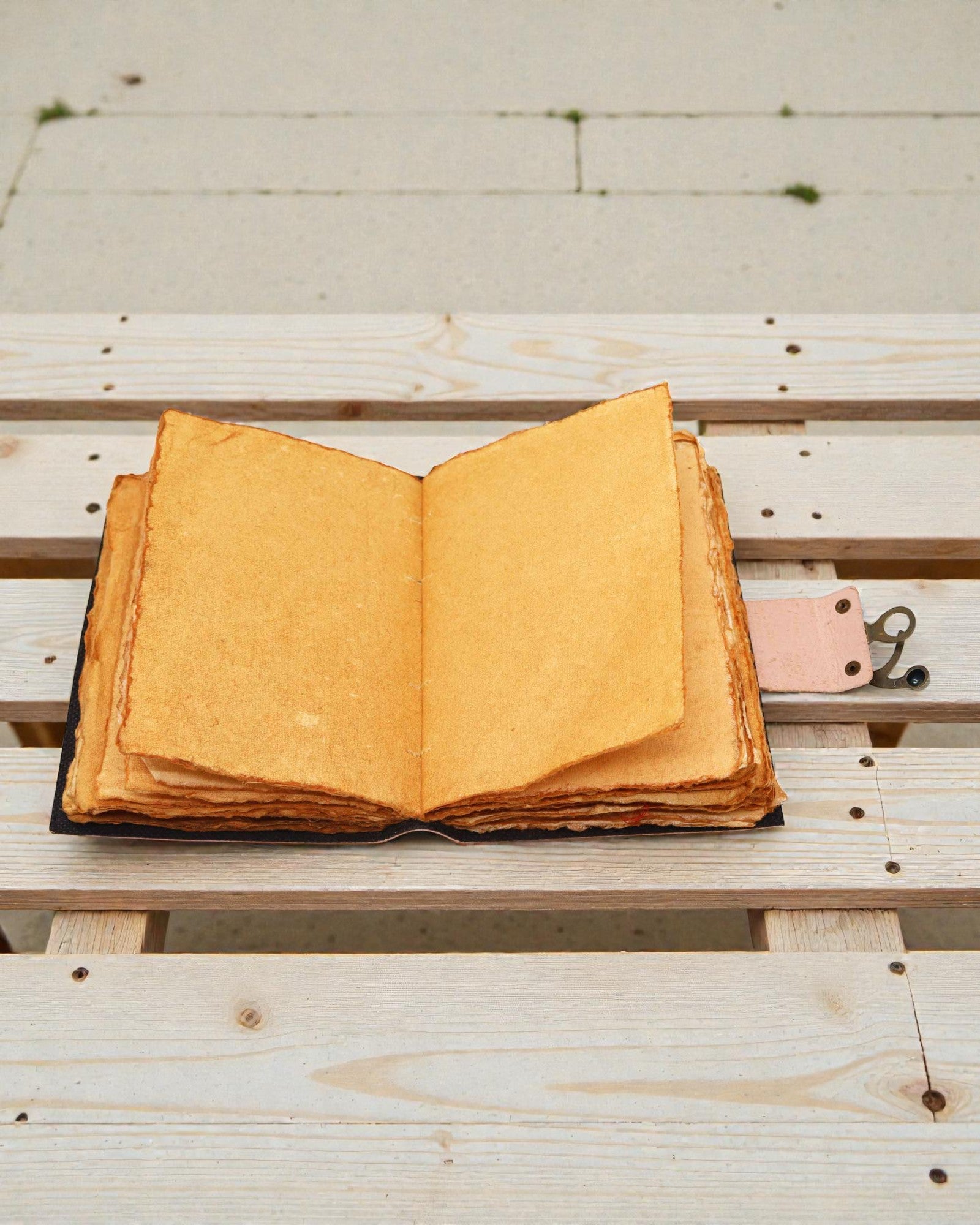 Carnet en cuir « Couleurs des sept chakras » à bords irréguliers (17,8x12,7 cm)