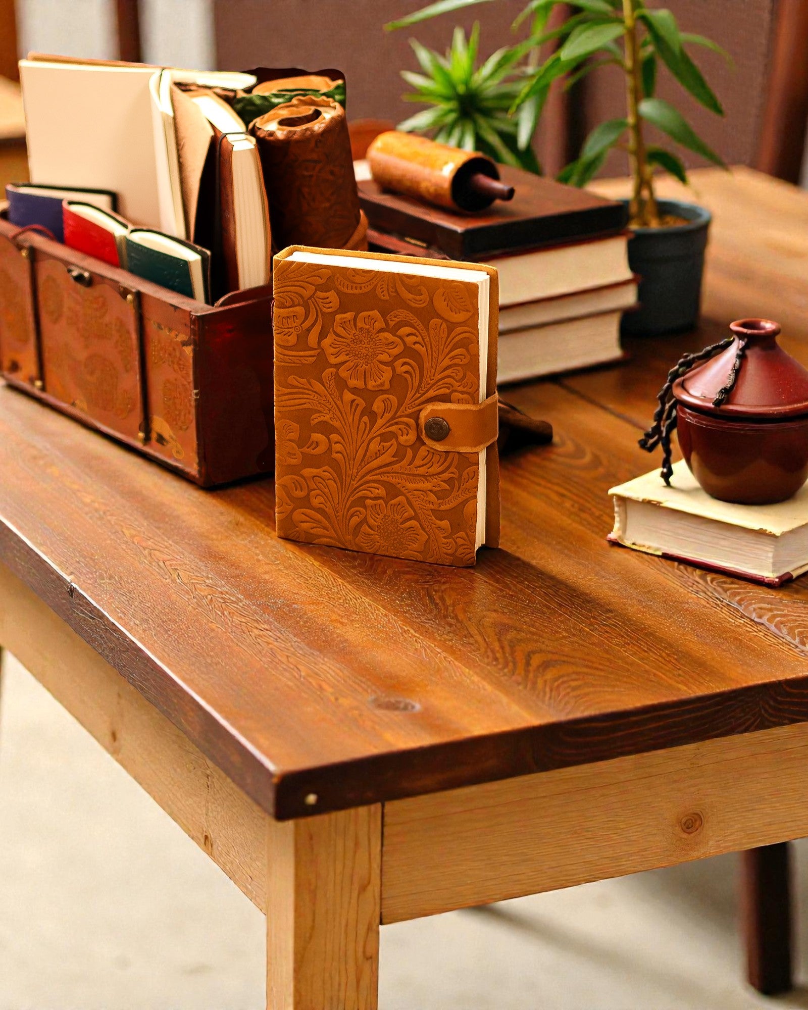 Leren notitieboek met bloemen in reliëf – bruin (17,8 x 12,7 cm)