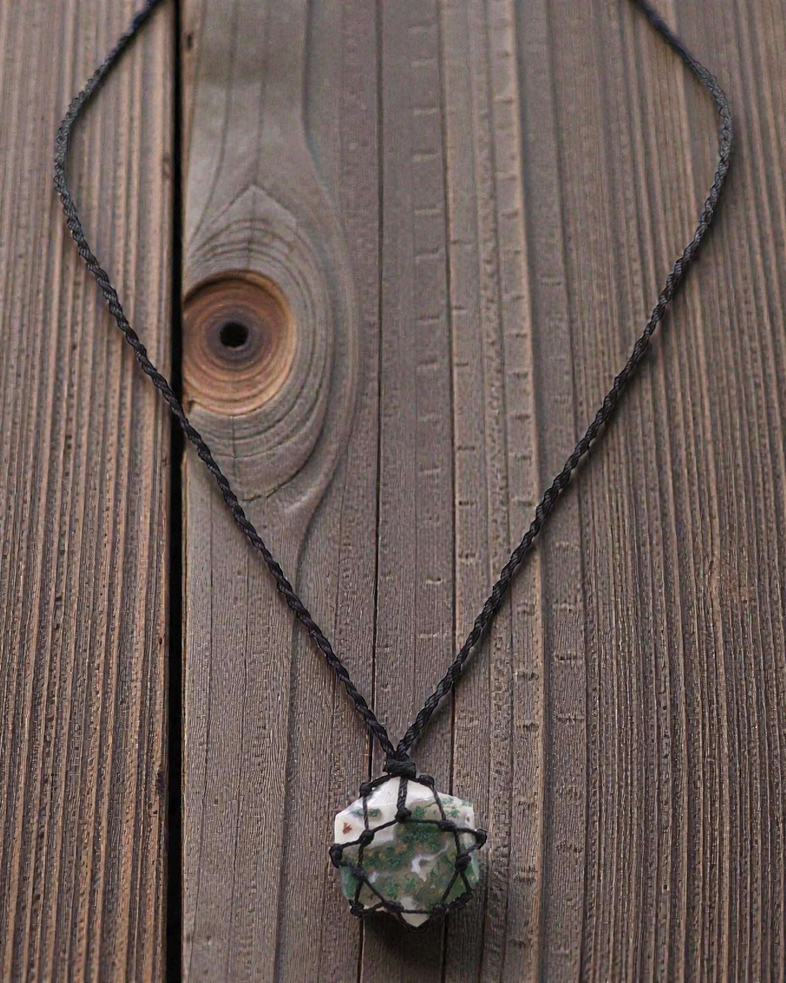 Hexagone de la Nature – Collier macramé avec agate mousse