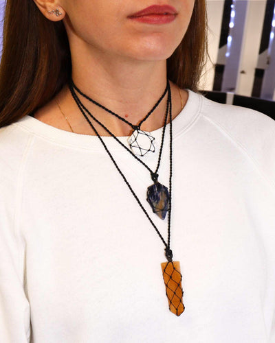 Wit Evenwicht – macraméketting met witte howliet