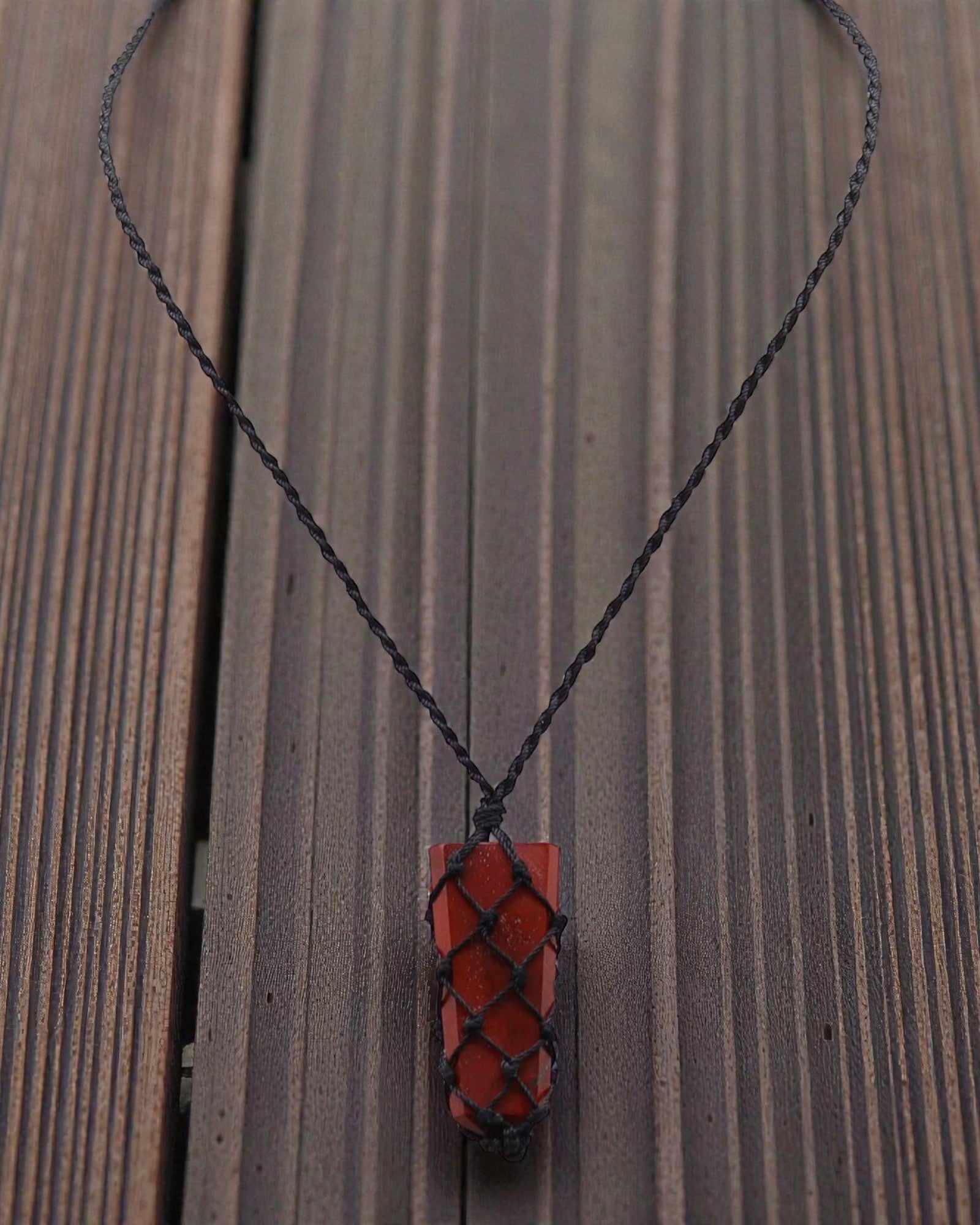 Puissance écarlate – Collier macramé avec pointe de jaspe rouge