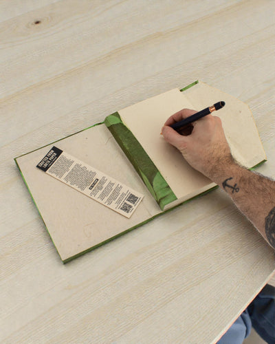 Grand carnet Lokta à fleurs audacieuses – vert forêt (45 feuilles, 21 x 15 cm)