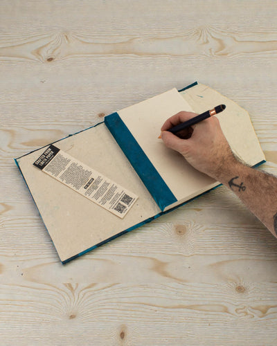 Grand carnet Lokta à fleurs audacieuses – bleu marine (45 feuilles, 21 x 15 cm)