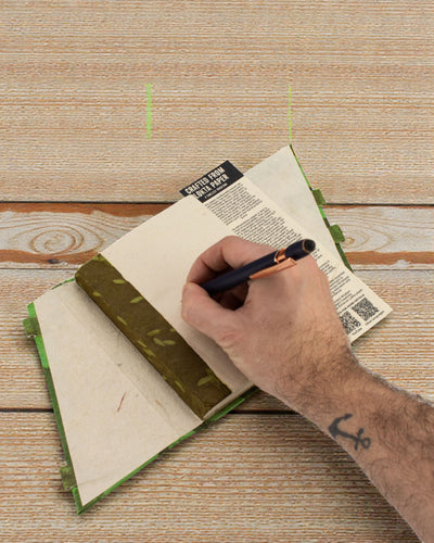 Lokta Murmure de la forêt avec fermeture en bambou – carnet 15 × 12 cm, 45 feuilles, Vert forêt