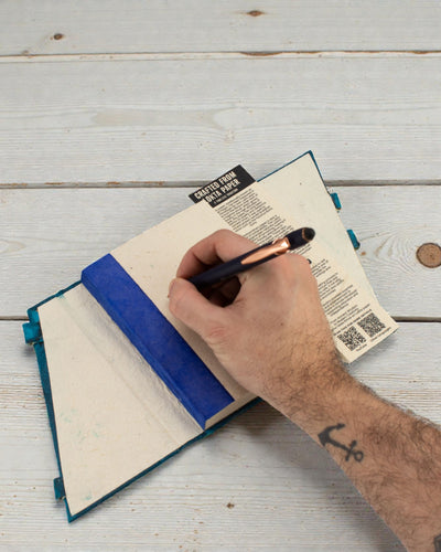 Middelgroot Lokta-notitieboekje Krachtige bloemen – donkerblauw (45 blaadjes, 15 x 12 cm)