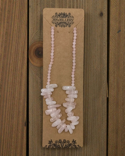 Éclat rosé – Collier de longues pierres en quartz rose