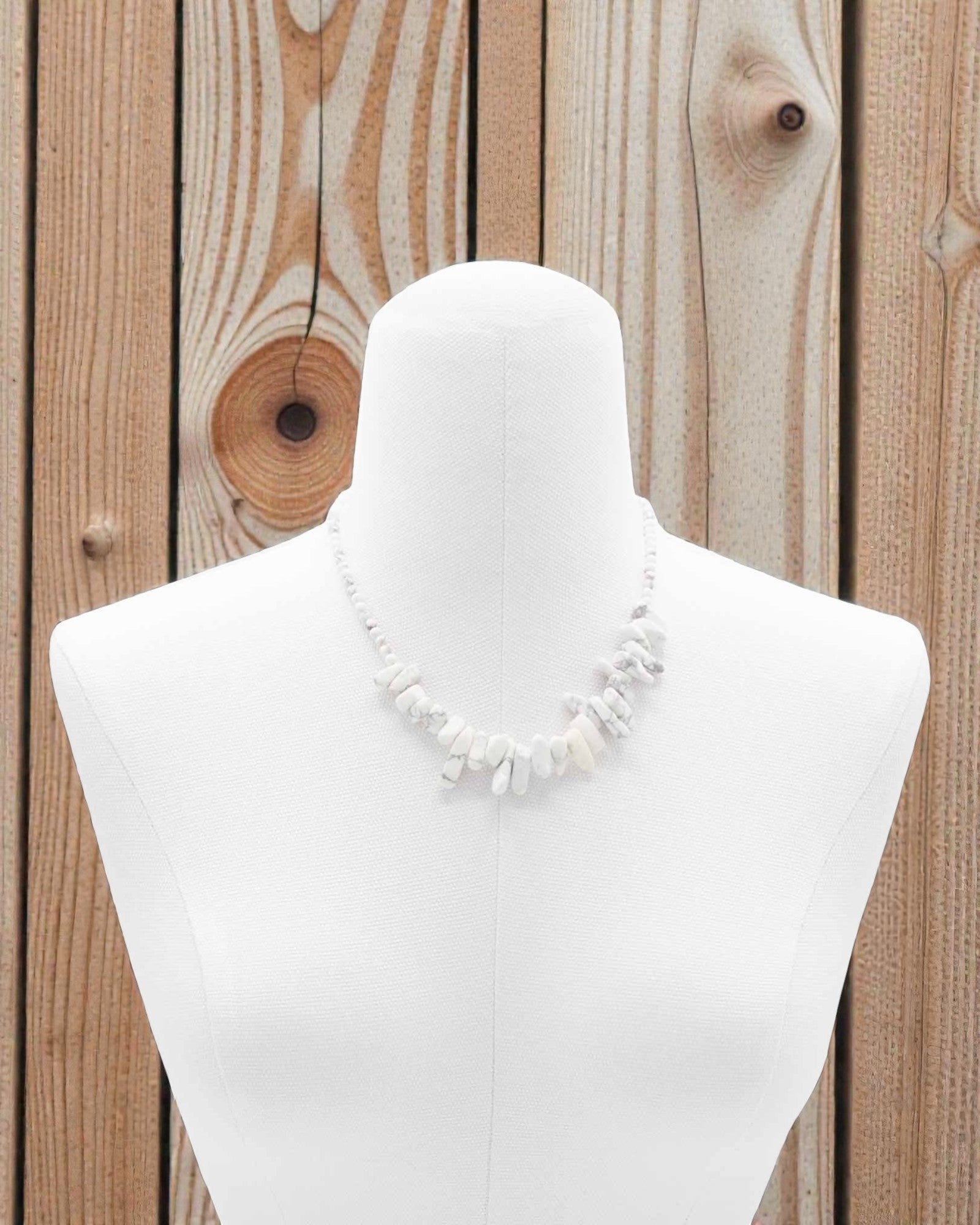 Silence neigeux – Collier de longues pierres en jaspe blanc
