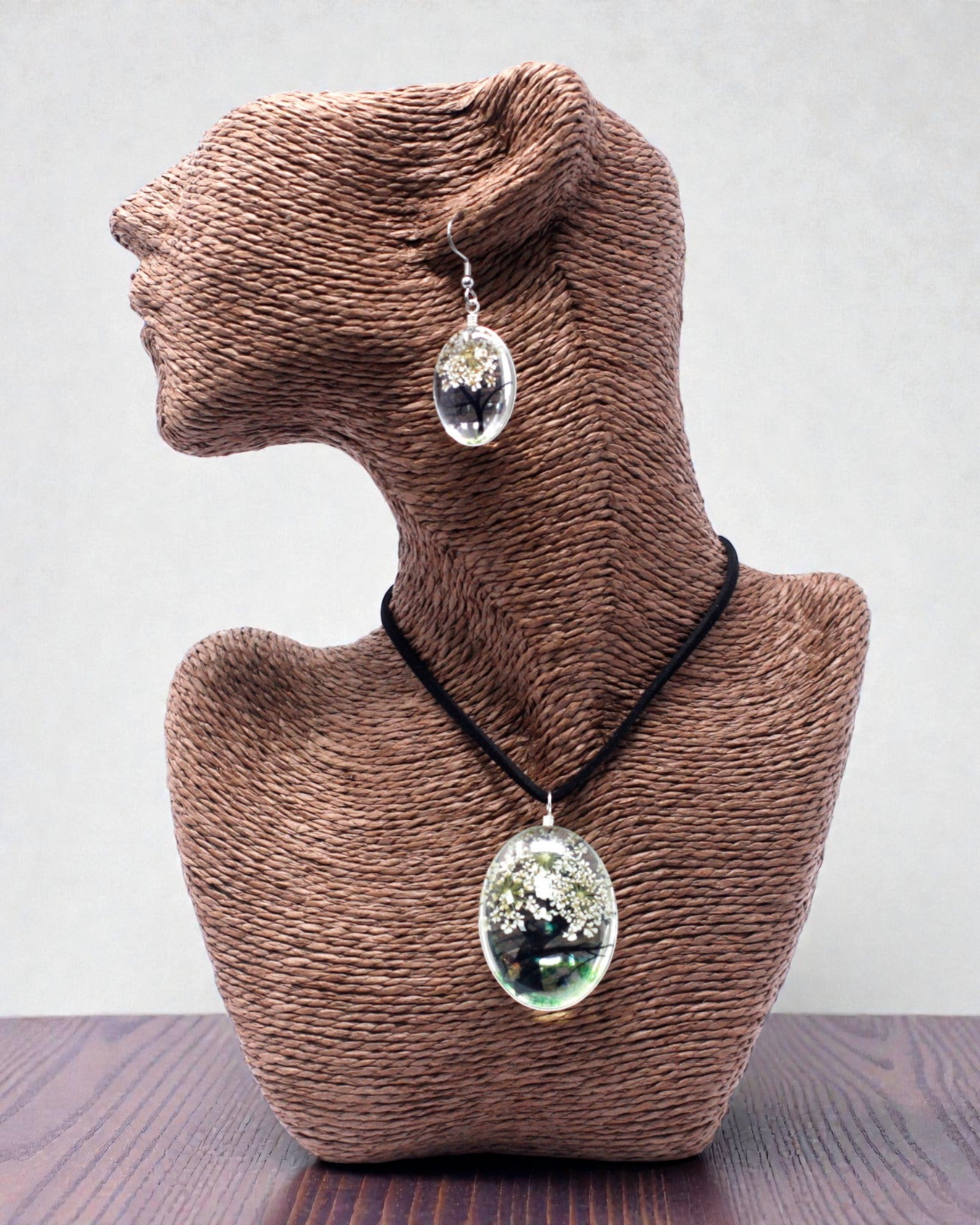 Weiße Harmonie – Weißes Schmuckset mit getrockneten Blumen Baum des Lebens