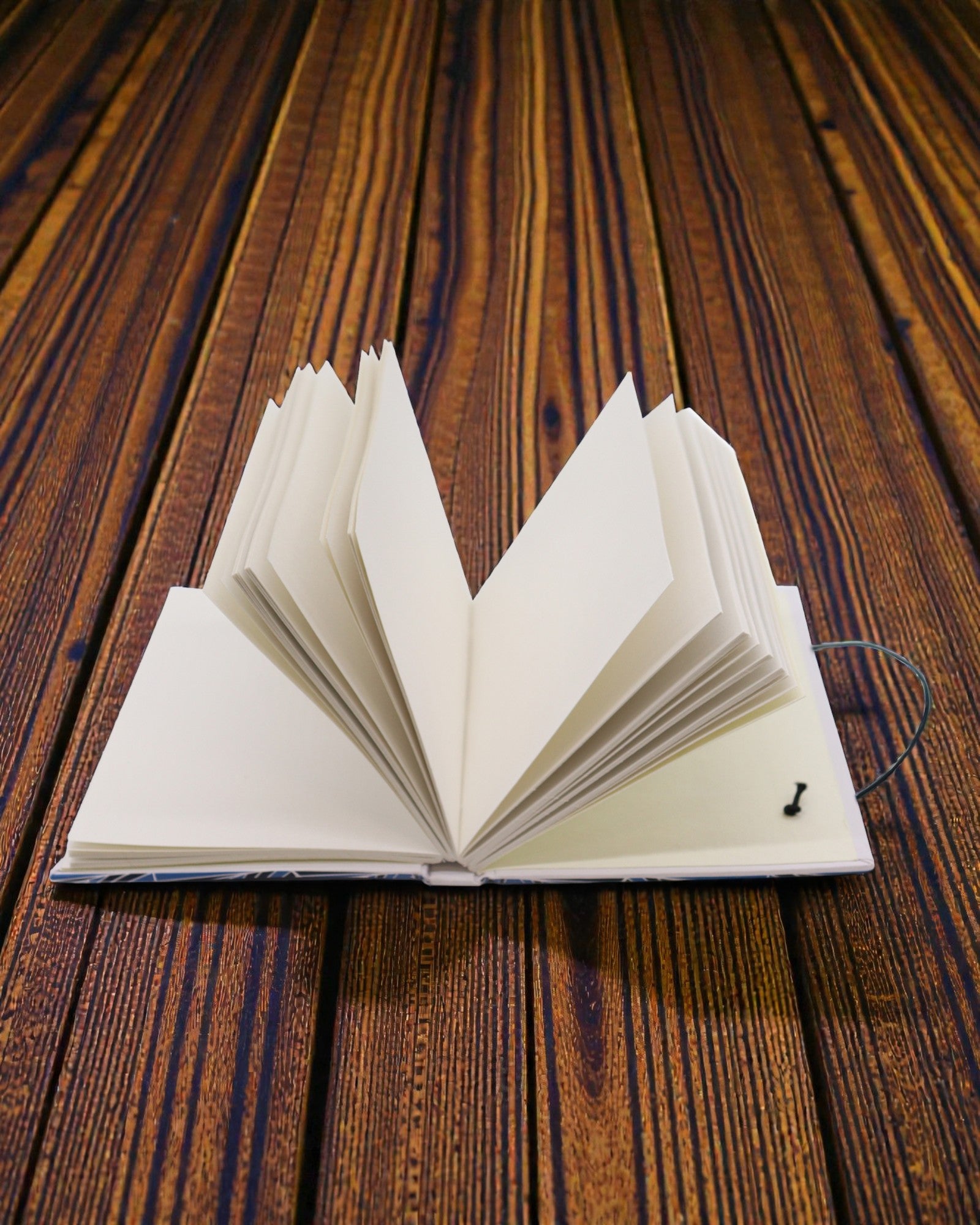 Leaves Together – mały notatnik z paskiem i guzikiem kokosowym 18 × 12,5 cm, 200 stron