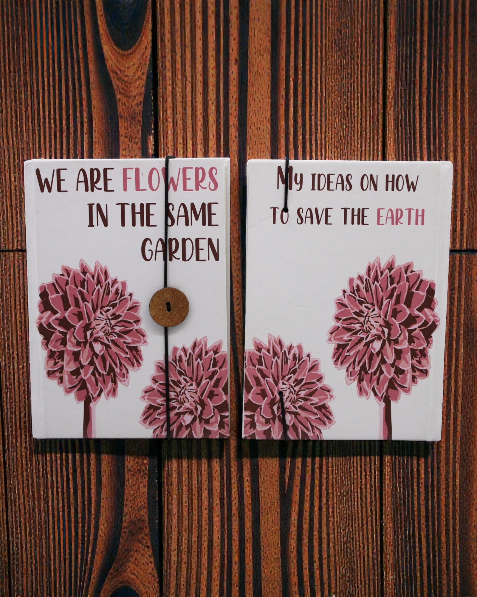 Flowers Together – mały notatnik z paskiem i guzikiem kokosowym 18 × 12,5 cm, 200 stron