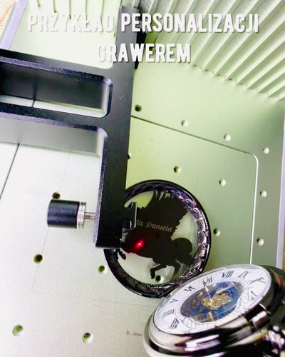 Taschenuhr "Equus Tempus" - Schwarz mit Pferdemotiv, personalisierbar mit Gravur - weißes Zifferblatt