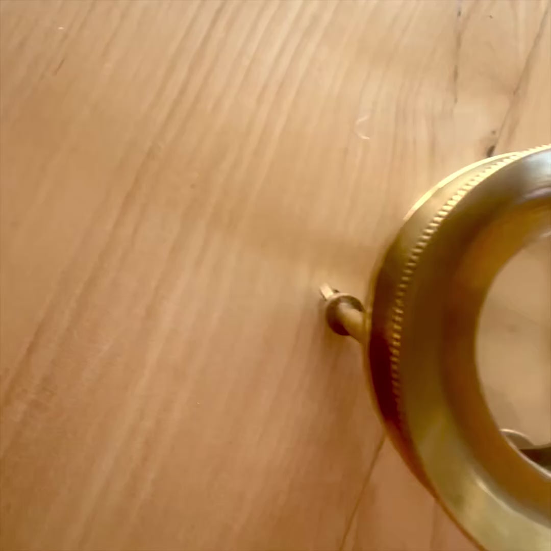 Loupe sur trépied MAG-0015 avec boîtier en laiton, couleur dorée, possibilité de gravure personnalisée, cadeau idéal pour bijoutiers et philatélistes, hauteur 7 cm, grossissement x3
