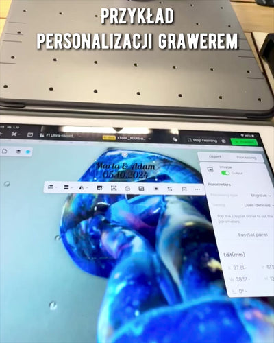 Kosmische Umarmung - Harzfigur mit Gravuroption