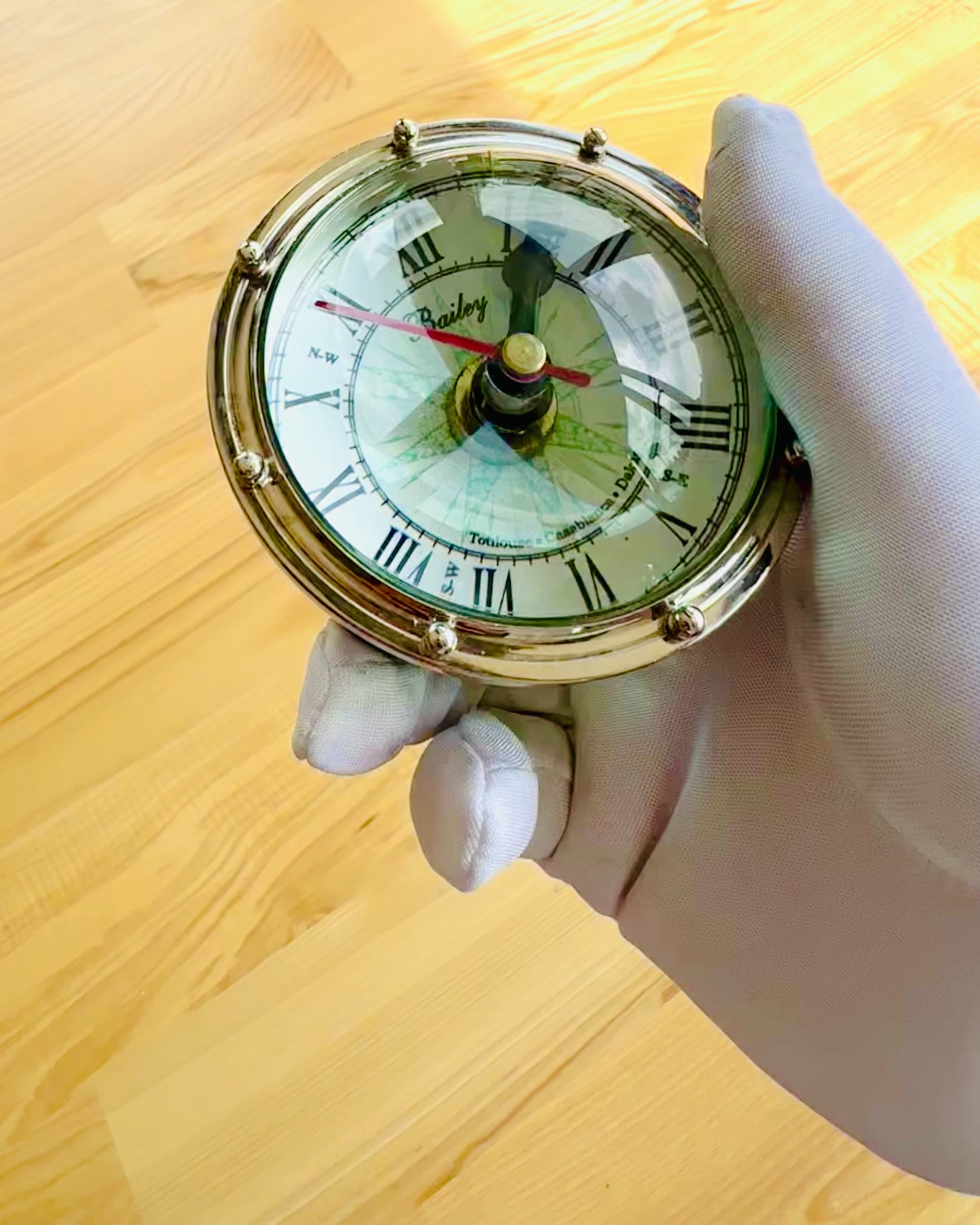 Bailey Compass Clock - Élégante Horloge avec motif de Boussole avec Possibilité de Gravure