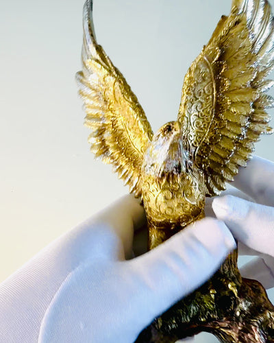 Statuette "Goldener Adler" mit Personalisierungsoption - Dekoration aus Harz
