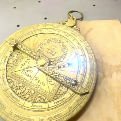 Astrolabe européen H32 – Réplique Renaissance premium avec possibilité de gravure personnalisée – Cadeau idéal avec socle en bois élégant – Hauteur 12 cm, fabriqué à la main avec soin du détail