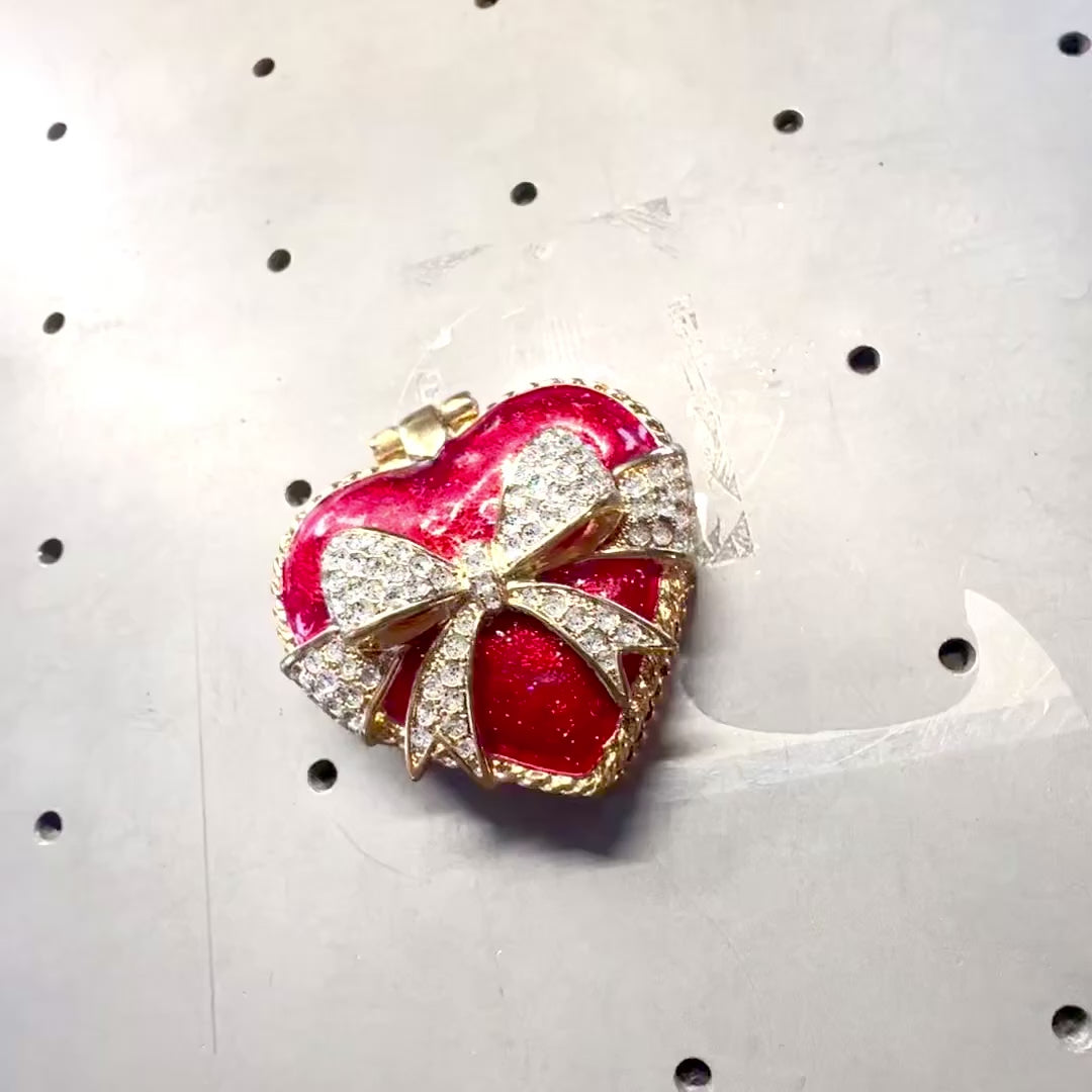 Boîte en métal pour bijoux en forme de cœur avec cristaux, rouge, or et argent, possibilité de personnalisation par gravure, idéale pour un cadeau romantique, dimensions 4,8 x 4 x 2,5 cm
