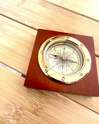 Kompas „Navigator2” - Klassieke elegantie in messing en hout, personalisatie met gravure als cadeau
