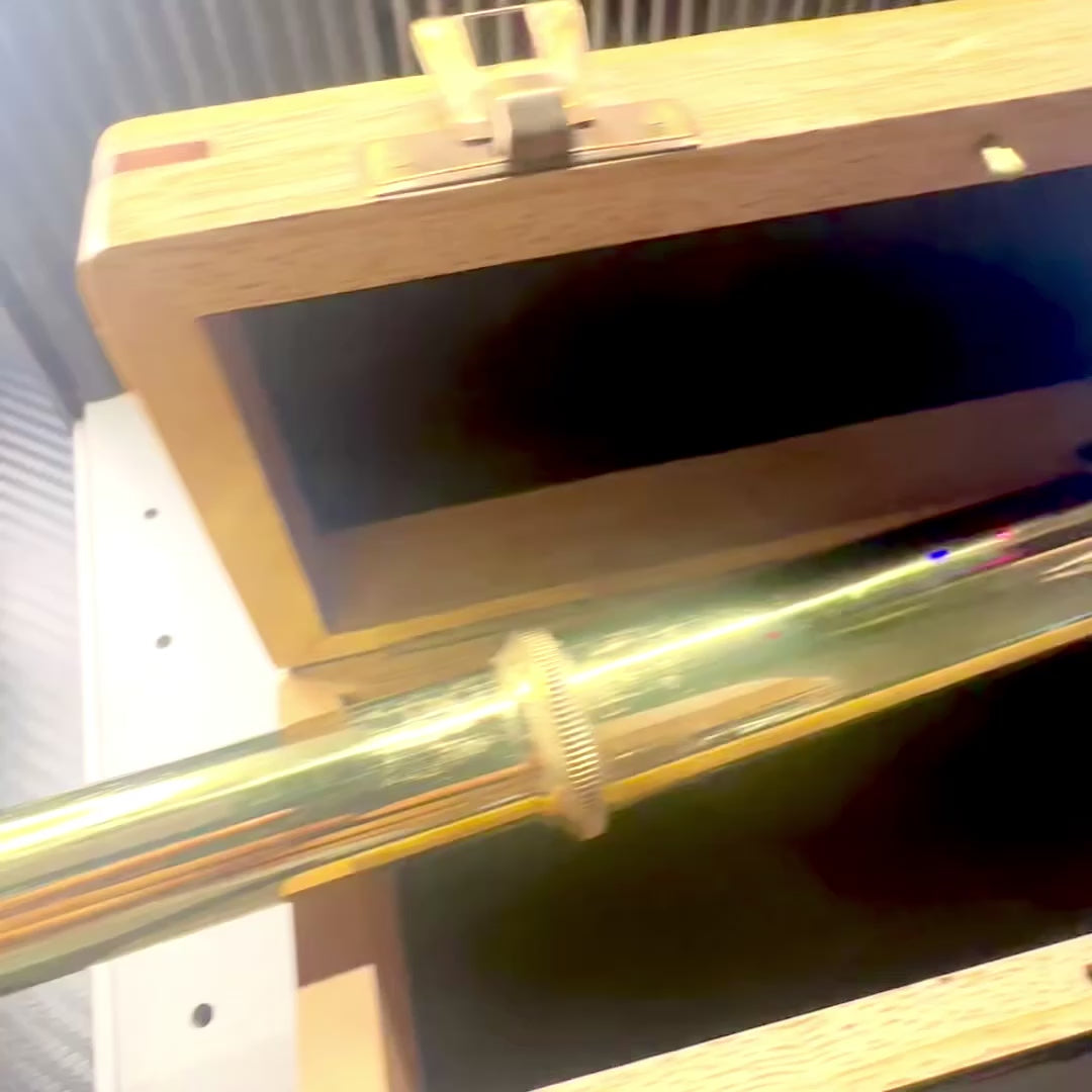Élégante longue-vue marine rétro en laiton avec possibilité de personnalisation par gravure, dans un coffret en bois