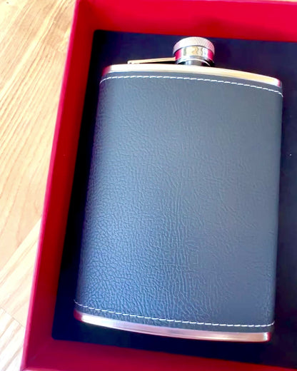 Flachmann-Set "Stilvoller Gentleman" - Möglichkeit zur Personalisierung mit Gravur als Geschenk