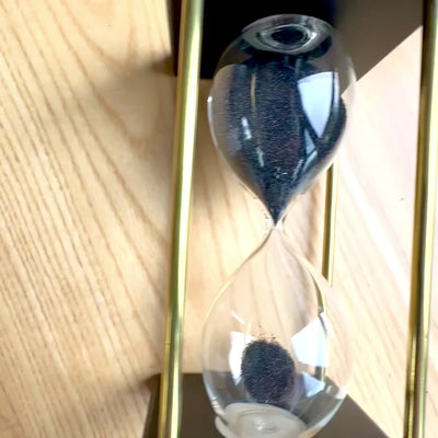 Messing-houten zandloper 5 minuten met zwart zand met mogelijkheid tot personalisatie met gravure – elegante retrodecoratie als cadeau met een hoogte van 16 cm