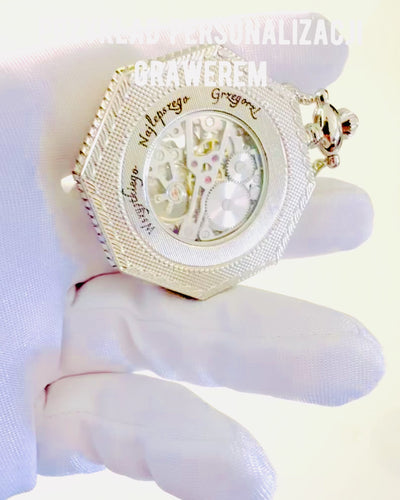 Klassische silberfarbene achteckige mechanische Taschenuhr mit skelettiertem Zifferblatt im Steampunk-Stil