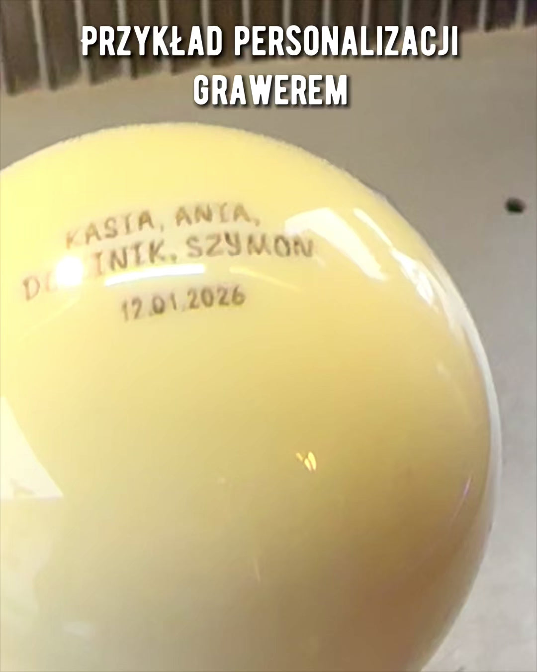 Boule de billard sur un socle en laiton, possibilité de personnalisation avec gravure pour cadeau