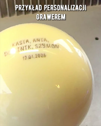 Boule de billard sur un socle en laiton, possibilité de personnalisation avec gravure pour cadeau