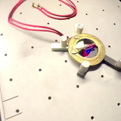 Miniaturowy zegar słoneczny H90 z pierścieniami astronomicznymi, personalizowany grawer, idealny prezent, bordowe zawiesie, wykonanie ze znalu i mosiądzu, średnica 45mm