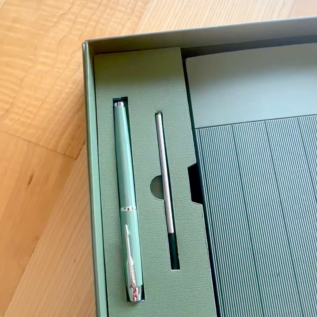 Elegante geschenkset met gepersonaliseerde gravure - leren notitieboek A5 in olijfgroen met pen en reservevulling in esthetische geschenkdoos
