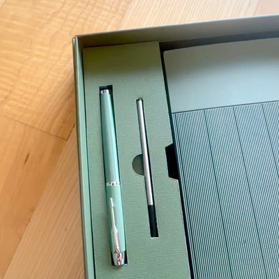 Elegante geschenkset met gepersonaliseerde gravure - leren notitieboek A5 in olijfgroen met pen en reservevulling in esthetische geschenkdoos