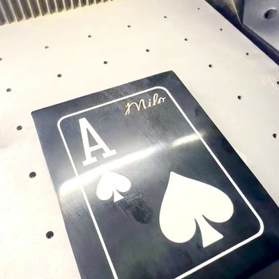 Elegante set speelkaarten met gepersonaliseerde gravure in een zwarte doos van hars en MDF
