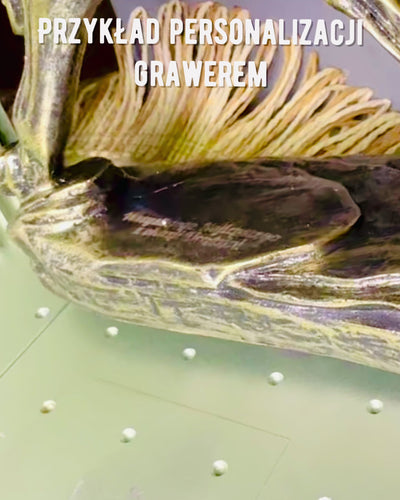 Beeldje van een Galopperend Paard van Hars met Graveeroptie