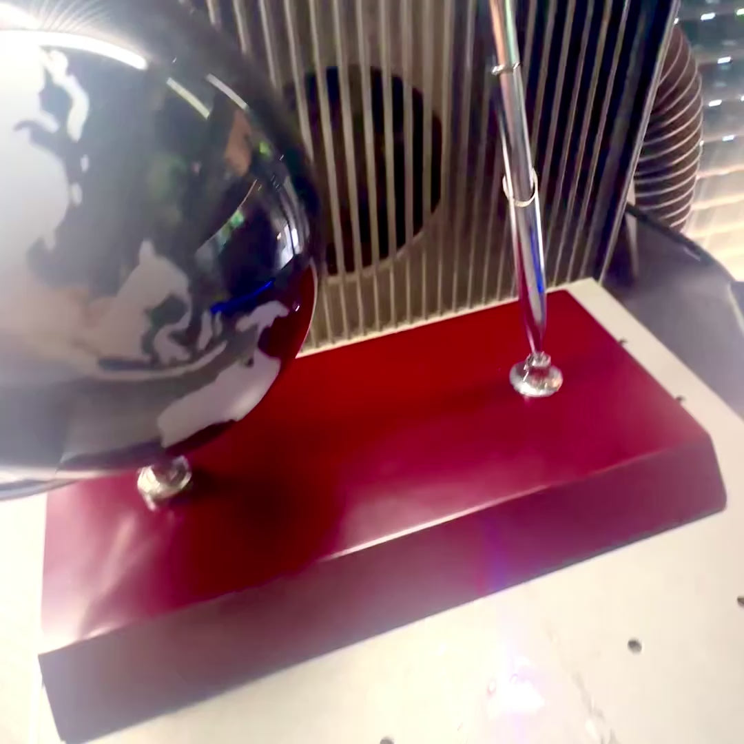 Elegante decoratieve bureauset met gepersonaliseerde gravure - globe, pennenhouder van verchroomd metaal en donker hout