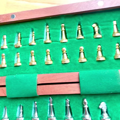 Échecs magnétiques en laiton dans une boîte en bois avec gravure personnalisée