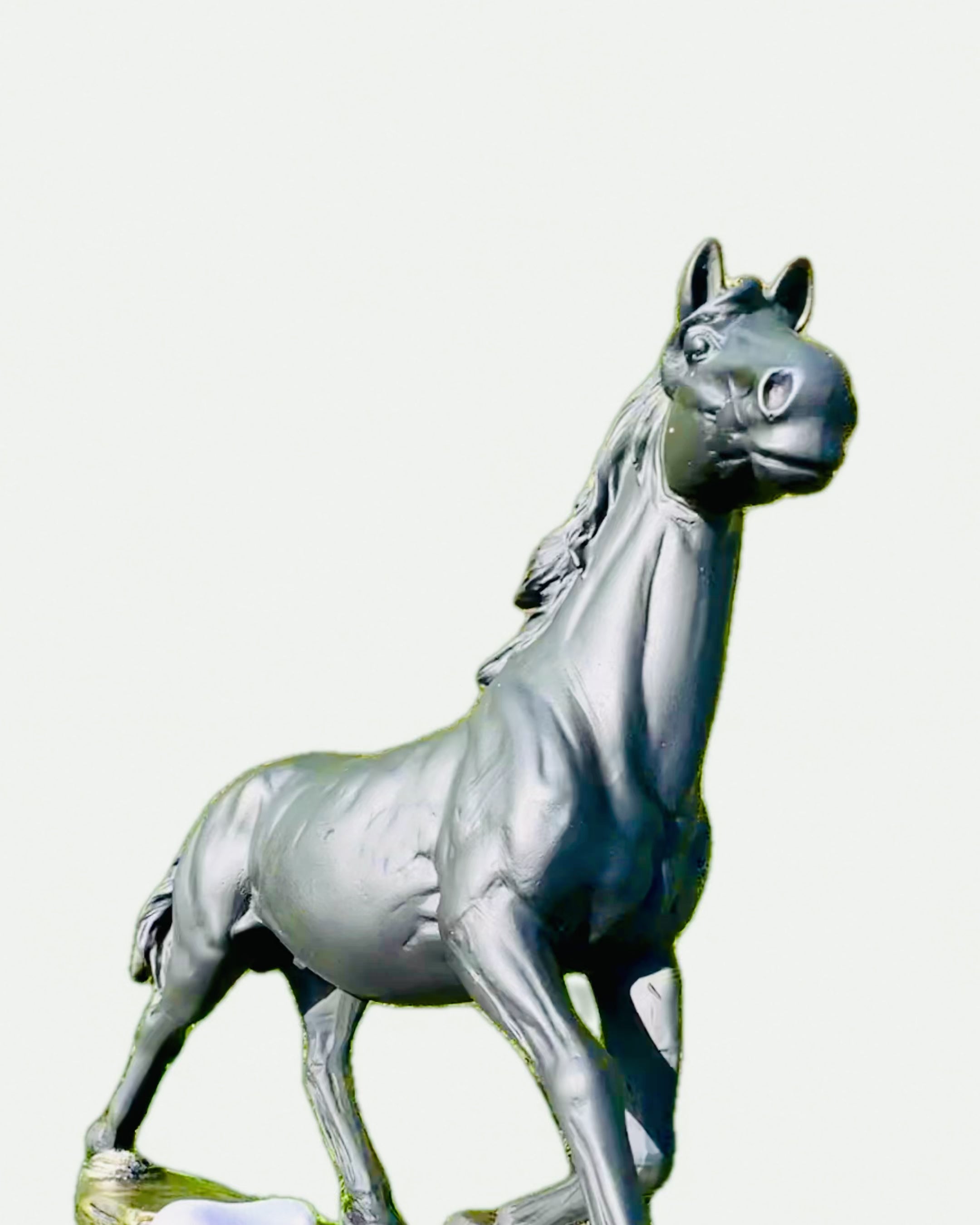 "Czarny Galop" - Élégante Figurine de Cheval avec Possibilité de Gravure