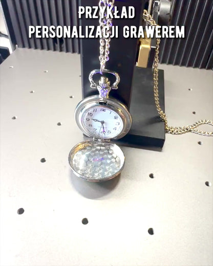 Taschenuhr "CloverTime" mit vierblättrigem Kleeblatt-Motiv, personalisierbar mit Gravur als Geschenk