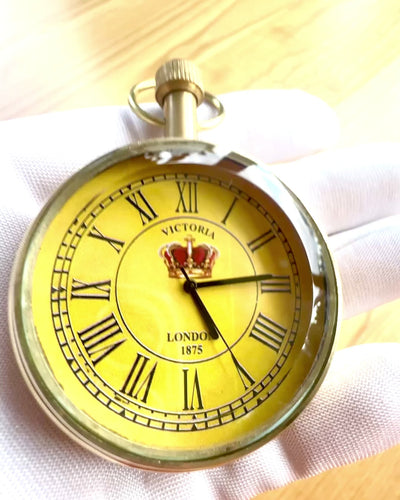 Montre de Poche « Victoria Crown » – En Laiton, Fabriquée à la Main en Inde, 5 cm de largeur, mécanisme japonais, possibilité de personnalisation par gravure pour cadeau