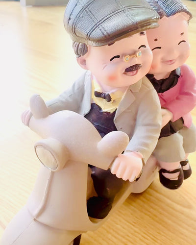 Figurine décorative Amoureux sur un scooter - personnalisation par gravure pour cadeau