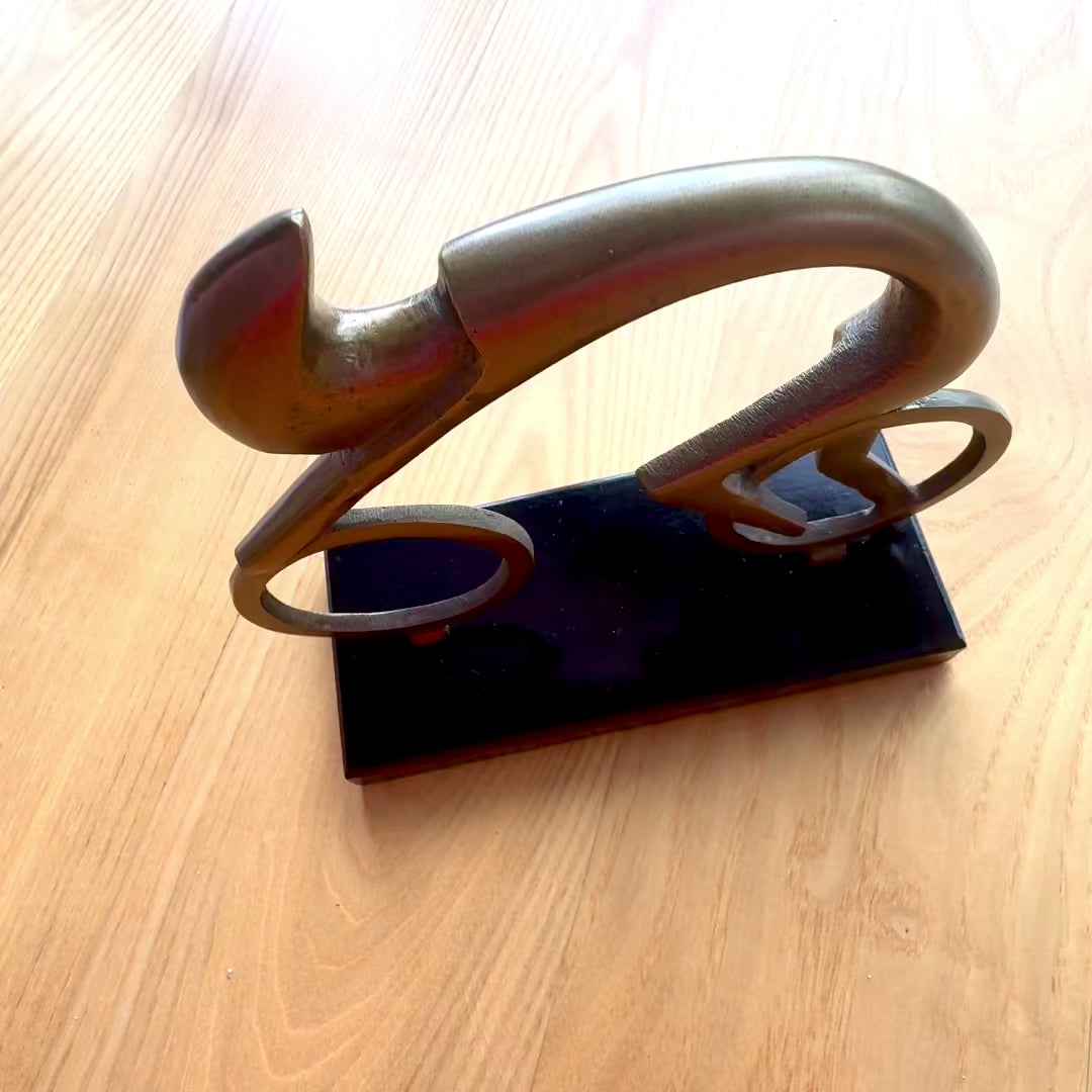 Beeldje van een wielrenner Wielrenner VB26/9 met gravure - elegant cadeau voor een fietser, hoogte 18 cm, messing en zwart, minimalistische interieurdecoratie