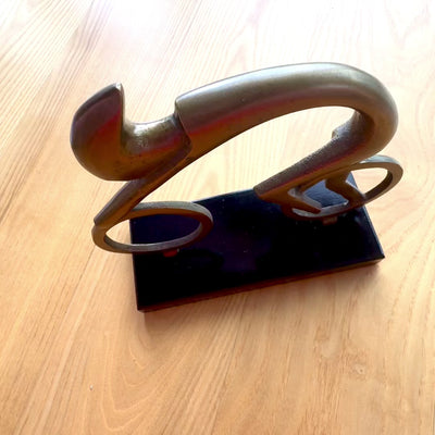 Beeldje van een wielrenner Wielrenner VB26/9 met gravure - elegant cadeau voor een fietser, hoogte 18 cm, messing en zwart, minimalistische interieurdecoratie